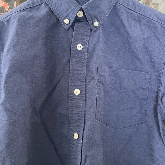 Old Navy size medium Blue Button-down shirt, EUC - Picture 7 of 8